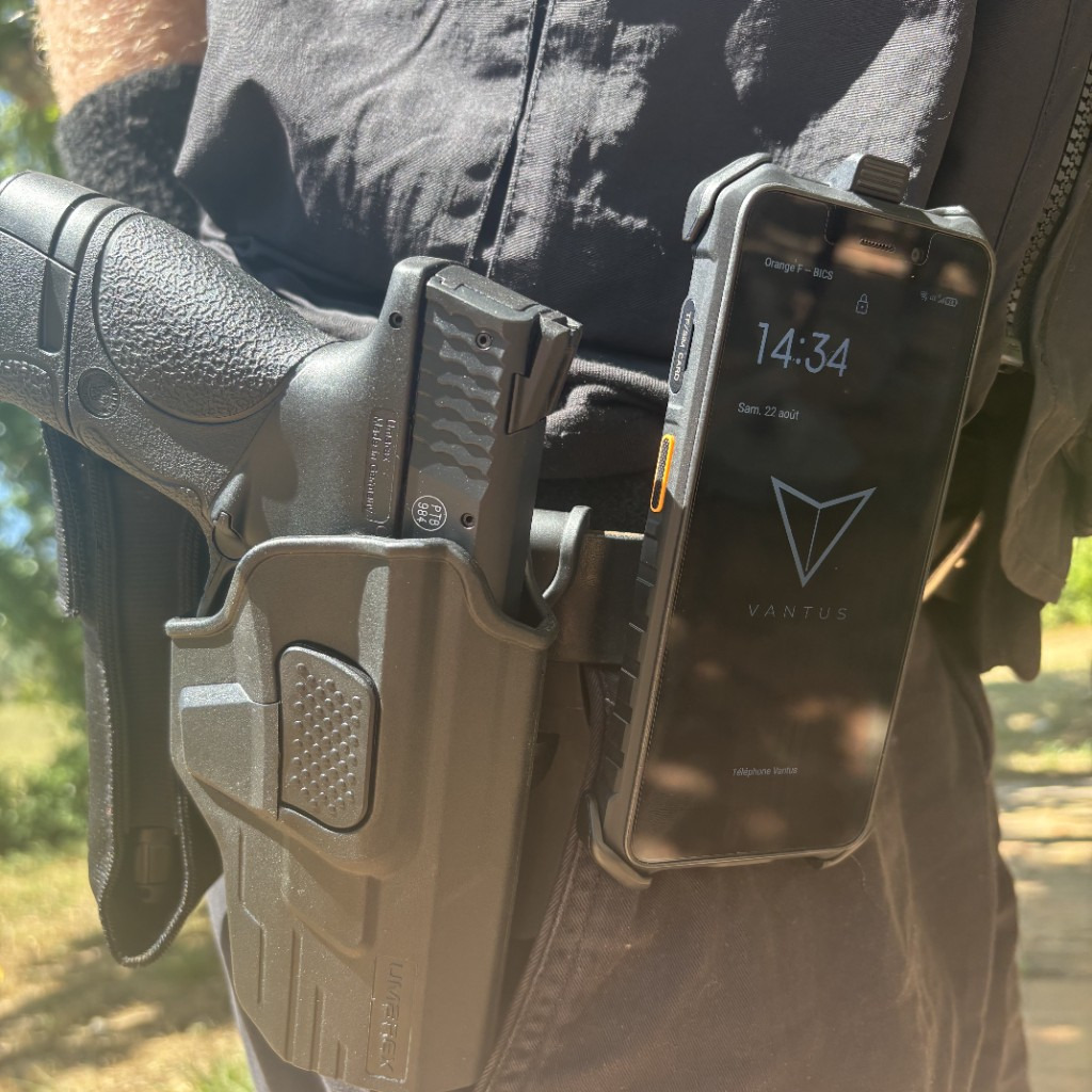 Téléphone Vantus porté à la ceinture à côté de l’équipement de service